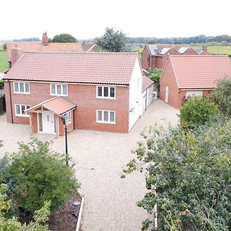 Spacious 6-Bed Home, Near The Norfolk Broads Clippesby Exterior foto
